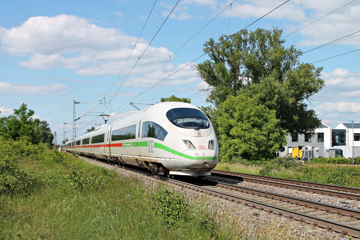 Am Nachmittag des 29.05.2020 fuhr 403 557-2  Esslingen am Neckar  zusammen mit dem 403 036-7  Ingolstadt  als ICE 107 (Köln Hbf - Basel SBB) über die Rheintalbahn durchs Industriegebiet von Buggingen in Richtung Müllheim (Baden).