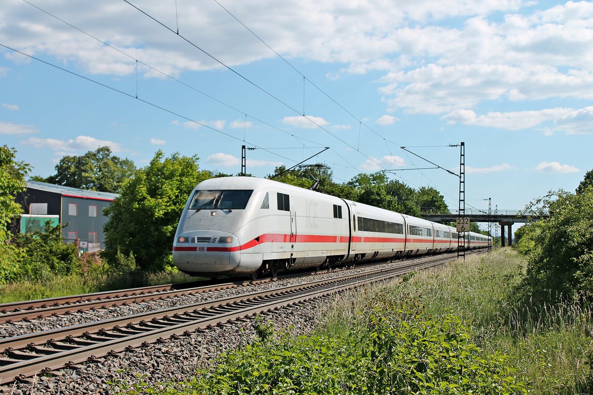 Am Nachmittag des 29.05.2020 fuhr 401 520-2/401 509-5, welche mit einer Garnitur ohne Speisewagen verkehrten, als ICE 274 (Basel SBB - Berlin Hbf) durchs Industriegebiet von Buggingen in Richtung Freiburg (Breisgau).