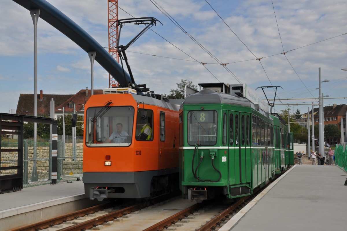 Am Nachmittag des 29.09.2014 wird dem Be 4/4 489 noch der B 1486 S angehängt. Auf dieser Aufnahme steht der Zug zusammen mit dem Xe 4/4 2330 auf der neuen Brücke bei der Endstation in Weil am Rhein.