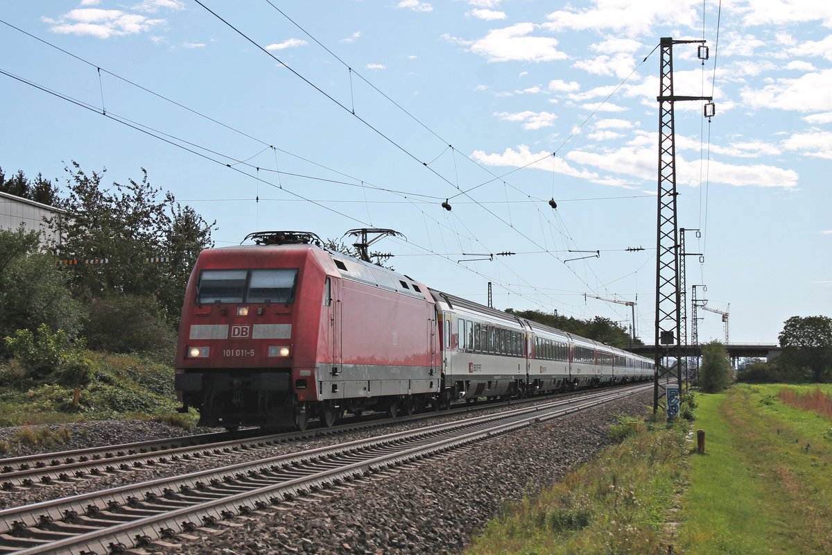 Am Nachmittag des 29.09.2019 fuhr 101 011-5 mit dem EC 6 (Interlaken Ost - Hamburg Altona), welche den aus SBB-Wagen gebildetem Zug von Basel SBB bis zum Zielbahnhof bespannte, beim Haltepunkt von Auggen über die Rheintalbahn in Richtung Müllheim (Baden).