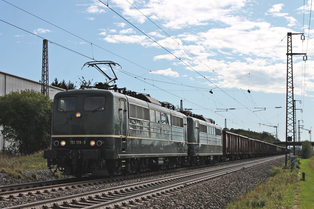 Am Nachmittag des 29.09.2019 fuhr BYB 151 119-5 zusammen mit der defekten BYB 151 038-7 als Wagenlok und einem leeren  Rüben -Zug (Frauenfeld (CH) - Nördlingen) beim Haltepunkt von Auggen durchs Markgräflerland in Richtung Müllheim (Baden).