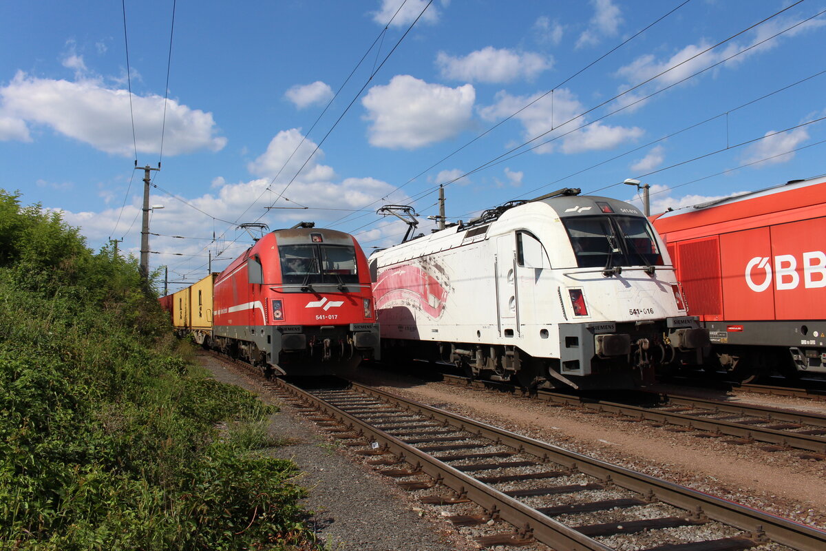 Am Nachmittag des 2.9.2021 steht die 541 017 mit dem KGAG43601 von Bratislava Petrzalka nach Koper neben der 541 016 mit dem GAG47481 von Breclav nach Koper in Spielfeld-Straß.