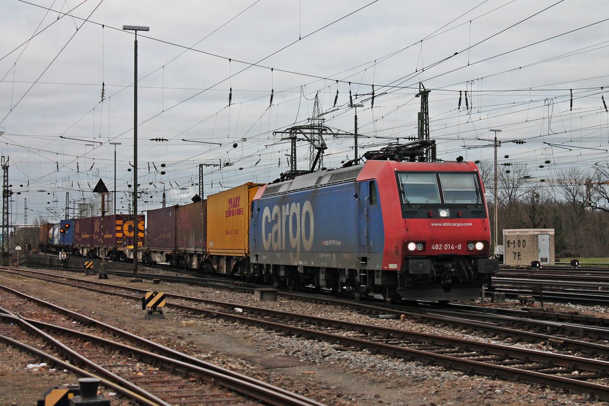 Am Nachmittag des 30.01.2018 fuhr Re 482 014-8 mit einem Containerzug durch den Badischen Bahnhof von Basel in Richtung Rangierbahnhof Muttenz.
