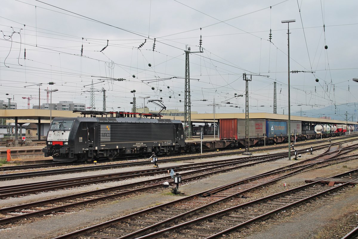 Am Nachmittag des 30.04.2019 stand MRCE/SBBCI ES 64 F4-289 (189 289-2) mit ihrem Containerzug nach Rotterdam auf Gleis 2 im Badischen Bahnhof von Basel und wartete auf die Weiterfahrt in Richtung Deutschland.