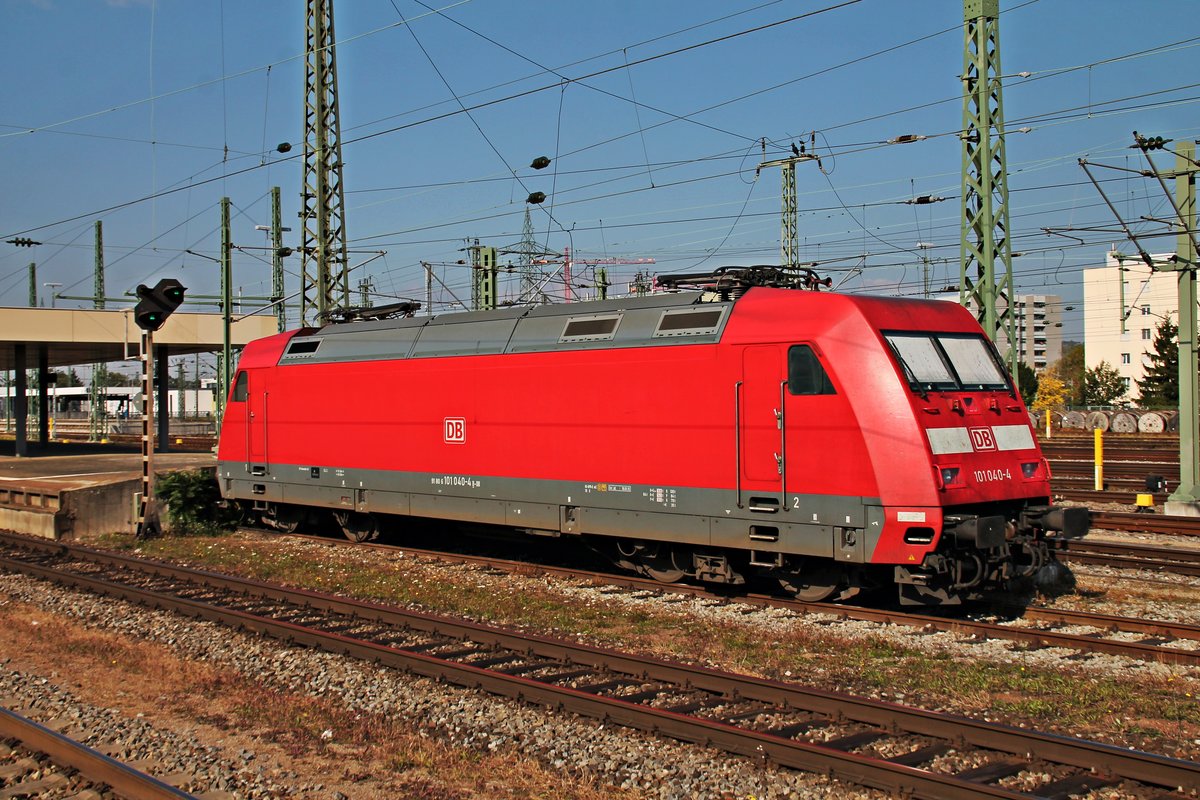 Am Nachmittag des 30.09.2015 stand 101 040-4 abgestellt auf dem südlichen Stumpfgleis vom Bahnsteig 2 in Basel Bad Bf abgestellt und wartete darauf den CNL am Abend nach Berlin zu bespannen.