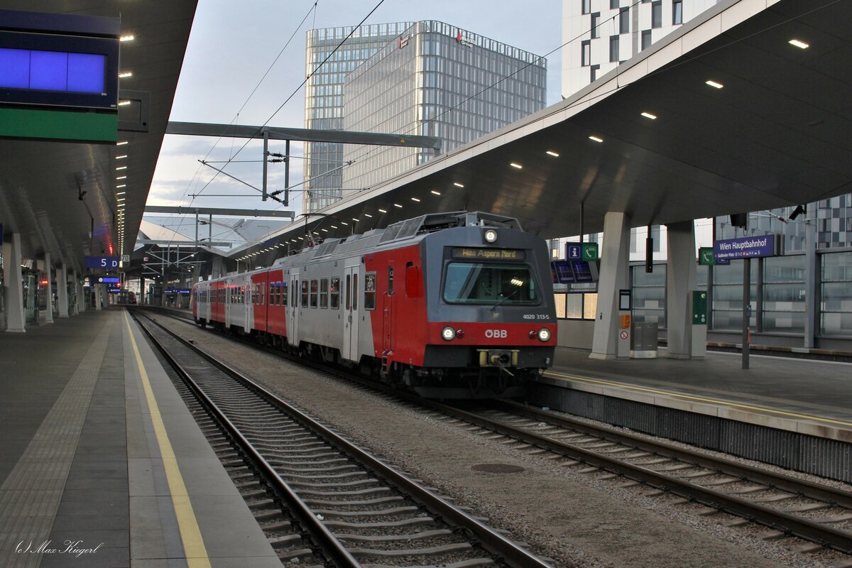Am Nachmittag des 31.12.2022 beschleunigt der 4020 313 als S80 25042 auf seinem Weg von Wien Hütteldorf nach Wien Aspern Nord aus dem Wiener Hauptbahnhof seinem Ziel entgegen.