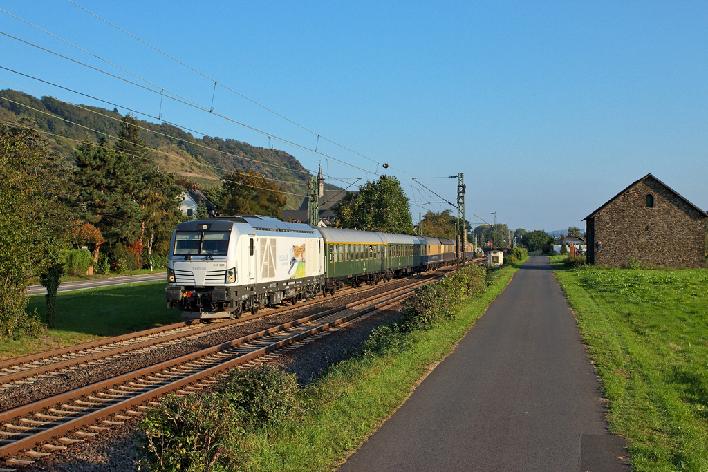 Am Nachmittag des 4.10.2014 beförderte der  Diesel-Vectron  247 901 einen Sonderzug zurück aus Koblenz durch Leutesdorf