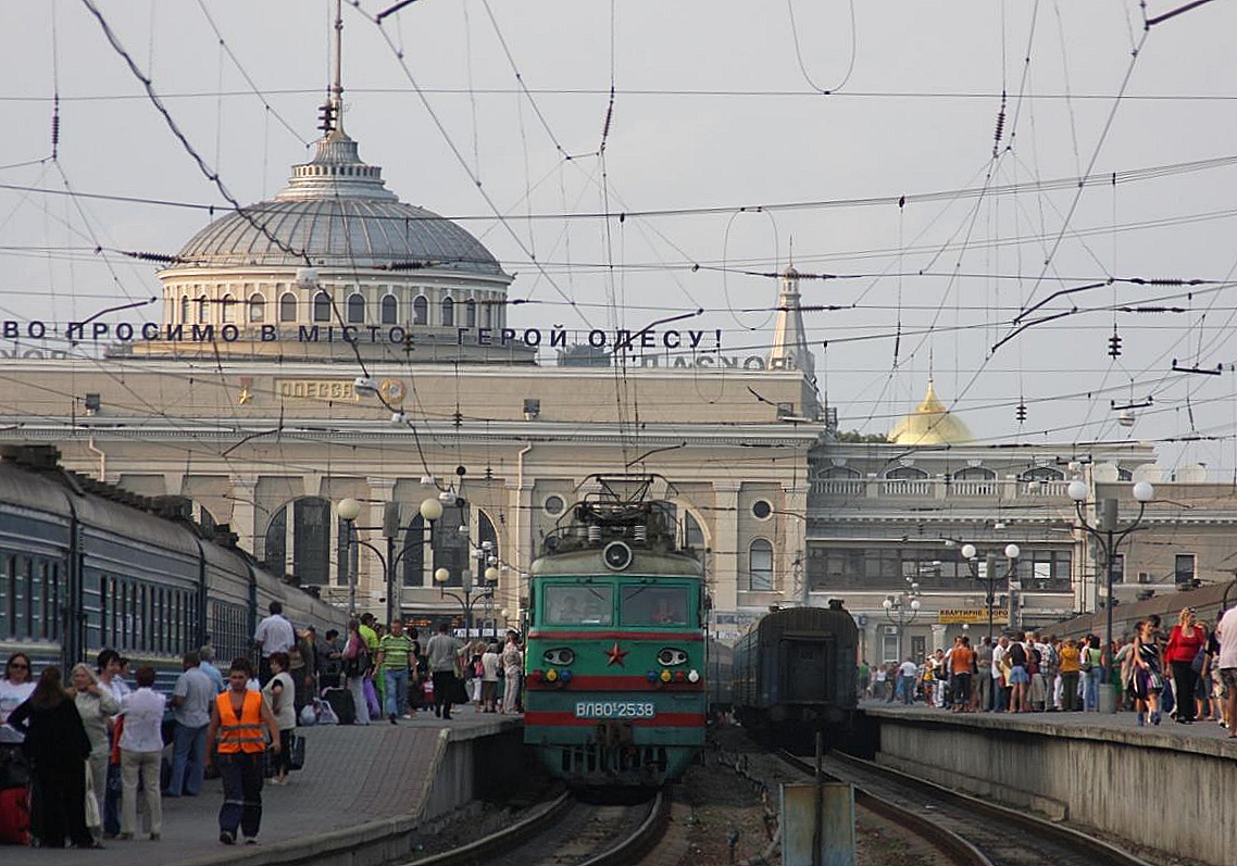 Am Nachmittag des 5.9.2009 herrschte reger Personenverkehr im Hauptbahnhof von Odessa. Die Fernzüge werden dann nämlich bereit gestellt.