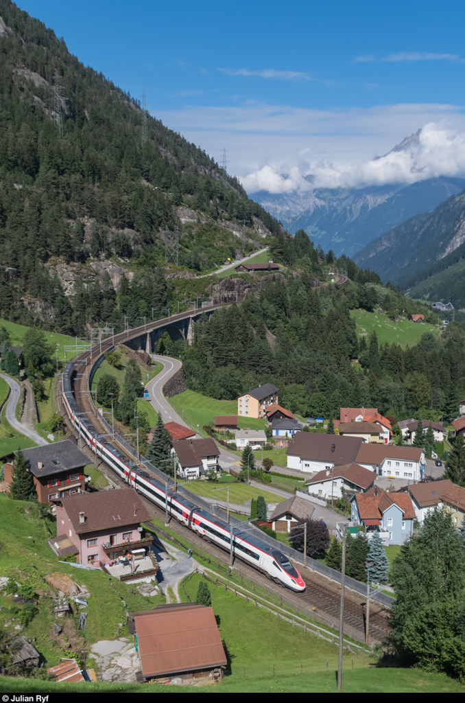Am Nachmittag des 7. September 2015 kam die Sonne auch an der Gottard Nordrampe noch zum Vorschein. Ein ETR 610 fährt als EC Zürich-Milano Cle. auf der mittleren Eben bei Wassen bergwärts und überfährt in Kürze die Mittlere Meienreussbrücke.