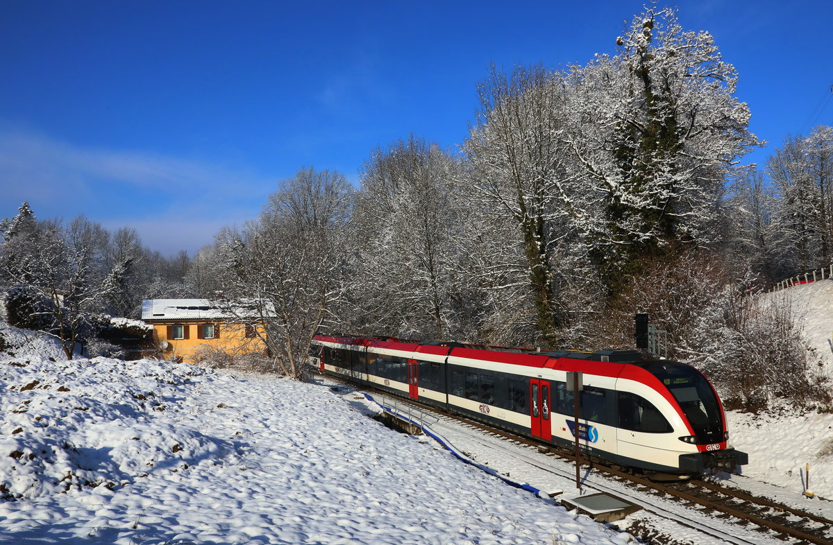 Am Nachmittag des heutigen 16.Jänner spitzt die Sonne durch die Wolkendecke.
Von der Schwarzen Brücke aus strahlt dieser GTW 2/8 ums Eck. 
16.01.2018