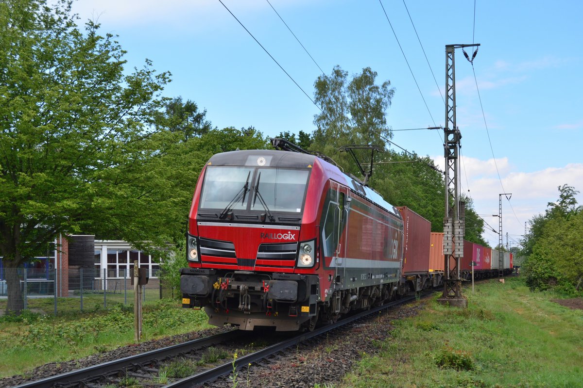 Am Nachmittag kam in Kaldenkirchen das Highlight des Tages durch in Form von 193 627 von Railogix. Sie fuhr mit einem Containerzug in Richtung Mönchengladbach.

Kaldenkirchen 02.05.2020