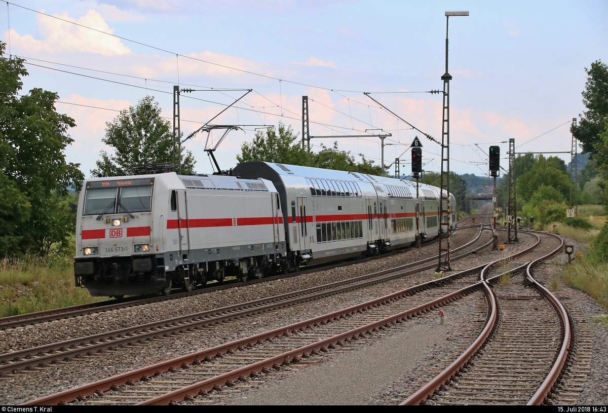 Am Nachmittag schoben sich im Hegau dunkle Gewitterwolken vor die Sonne.
Bei schattigem Licht durchfährt 146 573-1 DB als IC 2384 (Linie 87) bzw. RE 52384 (Linie 87) von Singen(Hohentwiel) nach Stuttgart Hbf den Bahnhof Welschingen-Neuhausen auf der Bahnstrecke Offenburg–Singen (Schwarzwaldbahn (Baden) | KBS 720).
[15.7.2018 | 16:43 Uhr]