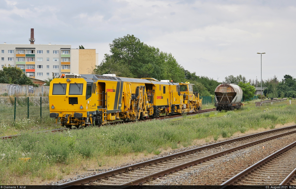 Am nächsten Tag gesellte sich zur Stopfmaschine und zum  Besen  (siehe vorherige Bilder) noch ein Staubgutwagen (vermutlich  Uacns ) im Bahnhof Aschersleben dazu. Dieser stammt wahrscheinlich aus dem täglichen Kalkzug von den Buna-Werken nach Blankenburg Nord und hatte wohl einen Defekt.
Aufgenommen am Ende des Bahnsteigs 4/5.

🧰 Schweerbau GmbH & Co. KG | VTG AG
🕓 3.8.2021 | 18:24 Uhr