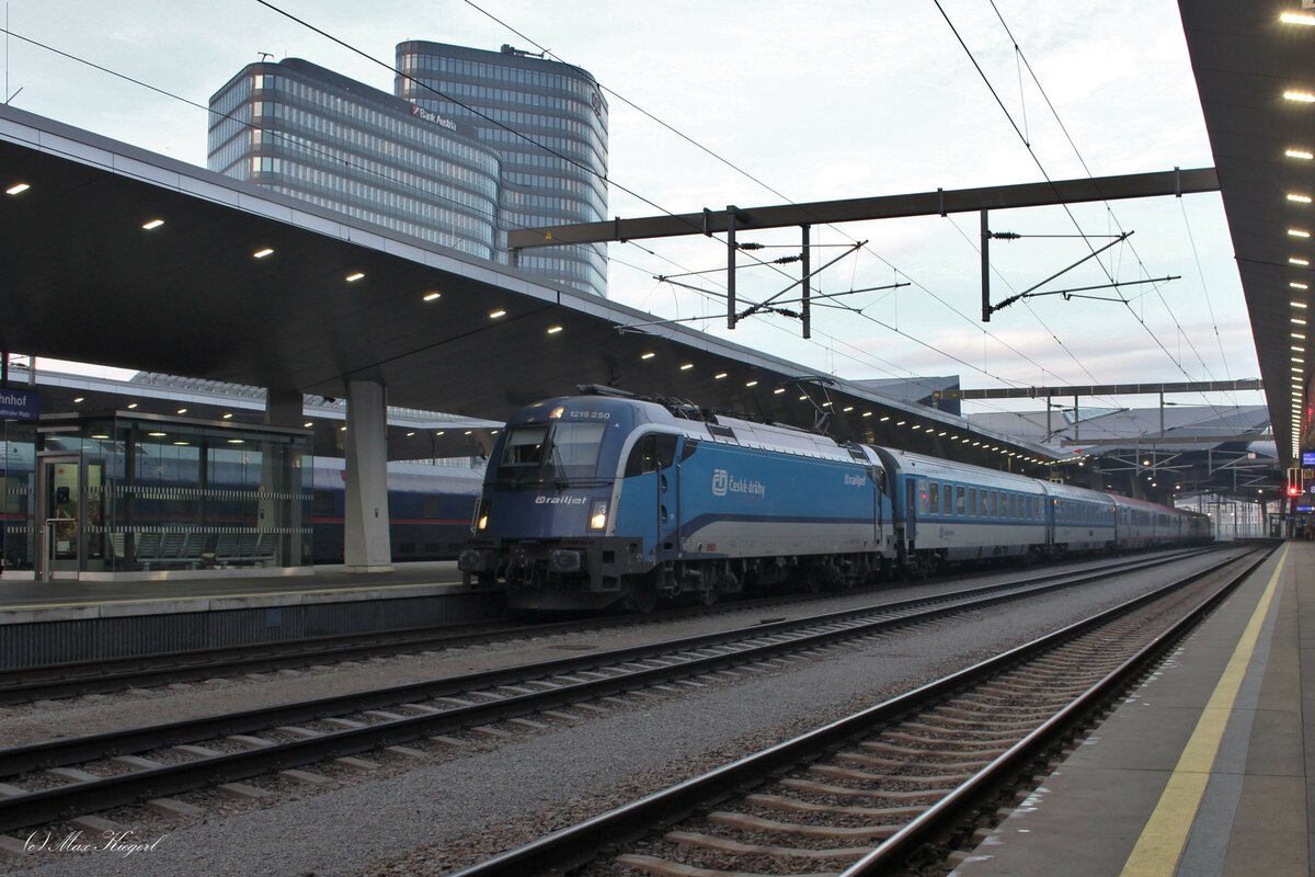 Am Neujahrstag 2023 ist der EC104  Porta Moravica  von Graz Hbf angekommen und wartet bespannt mit der 1216 250 auf die Abfahrt in Richtung Breclav und weiter nach Przemysl Glowny.