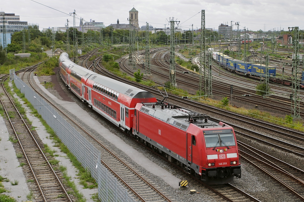 Am Neusser Rangierbahnhof vorbei fährt 146 259 am 10.08.2019 mit einem RE Richtung Düsseldorf, die abgezäunten Anlagen links im Vordergrund dienen der VIAS zum Abstellen der LINT für den RE 38