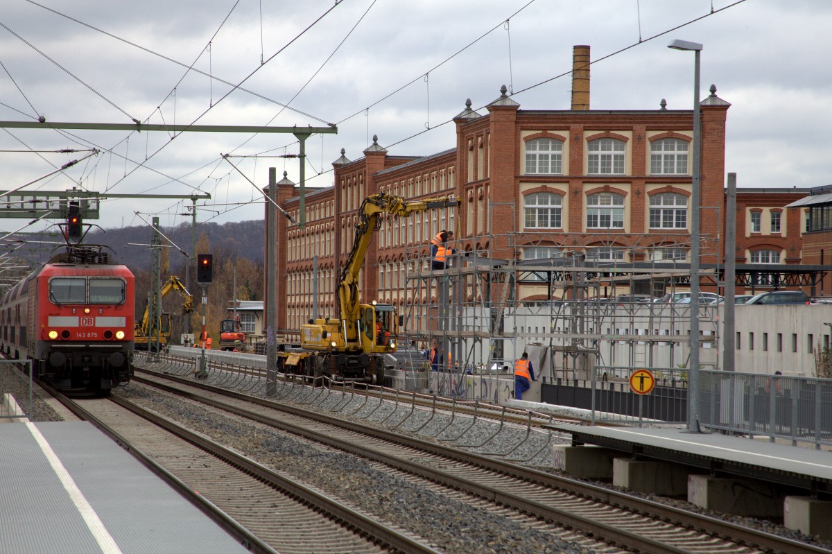 Am noch genutzten Interimsbahnsteig fährt gerade ein Zuf der Linie S1 ein.
Dresden Pieschen 10.11.2015 12:12 Uhr.