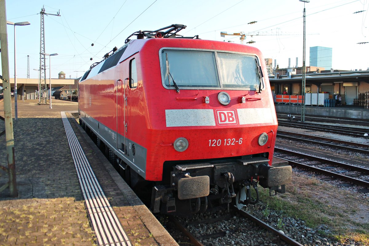 Am nördlichen Ende von Bahnsteig 2/3 stand am Nachmittag des 24.09.2016 die 120 132-6 abgestellt in Basel Bad Bf und wartete auf ihren nächsten Einsatz.