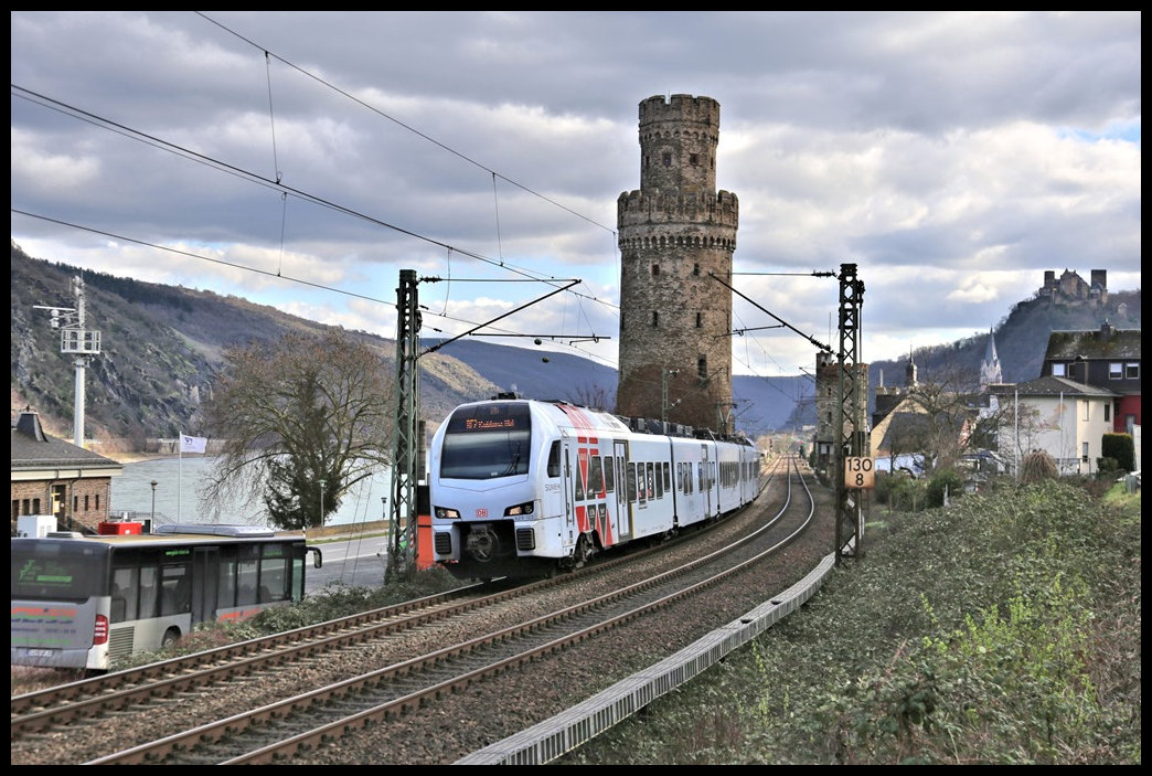 Am nördlichen Stadtrand von Oberwesel steht dieser fotogene Turm unmittelbar an deer linksrheinischen Strecke 471. Am 27.2.2023 passiert ihn hier der DB ET 429123-3, der hier Oberwesel in Richtung Koblenz verläßt.