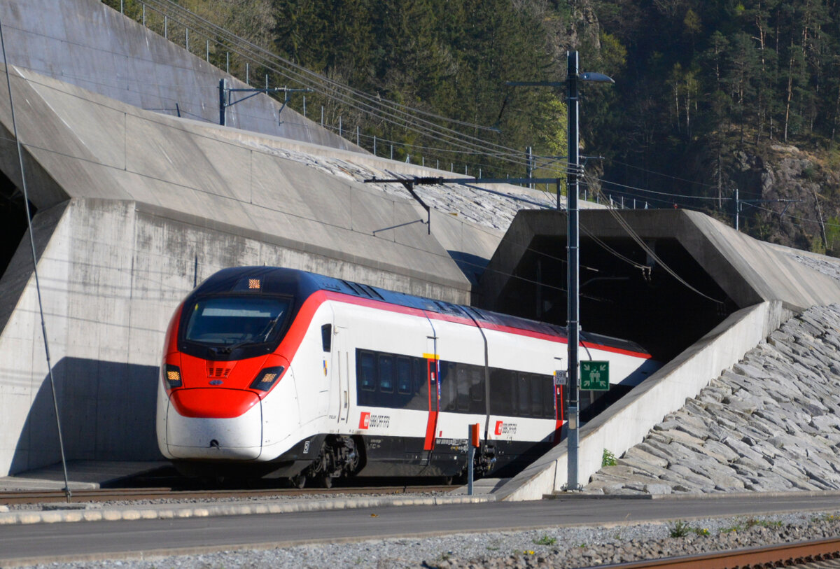 Am Nordportal des Gotthard-Basistunnels (GBT) konnte am Ostermontag, 18.04.2022, der abwechslungsreiche Reiseverkehr aus bunten Extrazügen, hier ein RABe 501 „Giruno“, mit der Kamera dokumentiert werden. Planmäßig verkehren fast ausschließlich RABe 501 „Giruno“ und vereinzelt auch RABe 503  Astoro /ETR 610  Pendolino Due  nach Italien durch den Gotthard-Basistunnel. 