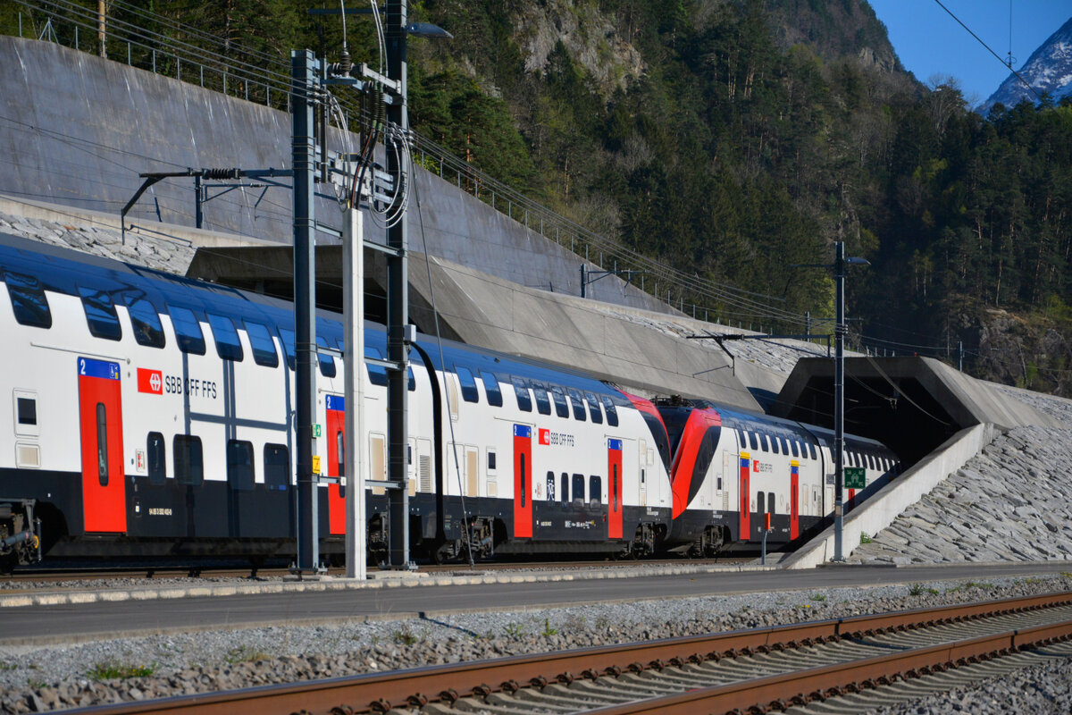 Am Nordportal des Gotthard-Basistunnels (GBT) konnte am Ostermontag, 18.04.2022, der abwechslungsreiche Reiseverkehr aus bunten Extrazügen, hier ein RABDe 502 „Twindexx“ Doppelpack, mit der Kamera dokumentiert werden. Planmäßig verkehren fast ausschließlich RABe 501 „Giruno“ und vereinzelt auch RABe 503  Astoro /ETR 610  Pendolino Due  nach Italien durch den Gotthard-Basistunnel. 