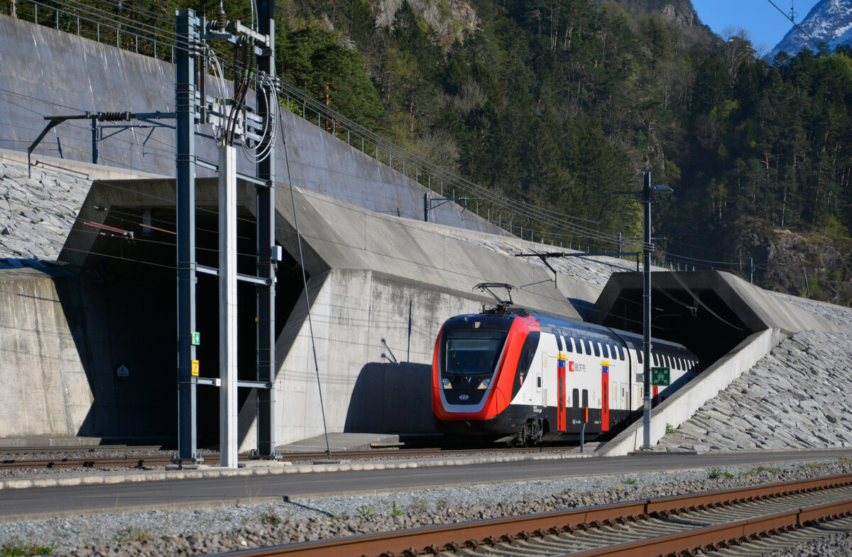 Am Nordportal des Gotthard-Basistunnels (GBT) konnte am Ostermontag, 18.04.2022, der abwechslungsreiche Reiseverkehr aus bunten Extrazügen, hier ein RABDe 502 „Twindexx“, mit der Kamera dokumentiert werden. Planmäßig verkehren fast ausschließlich RABe 501 „Giruno“ und vereinzelt auch RABe 503  Astoro /ETR 610  Pendolino Due  nach Italien durch den Gotthard-Basistunnel. 