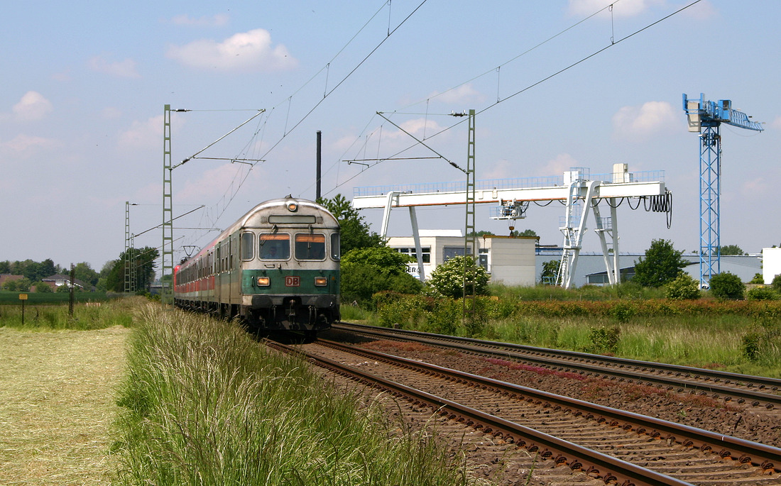 Am östlichen Ortsrand von Pulheim entstand dieses Foto eines Nahverkehrszuges auf dem Weg Richtung Köln.
Aufnahmedatum: 28. Mai 2004