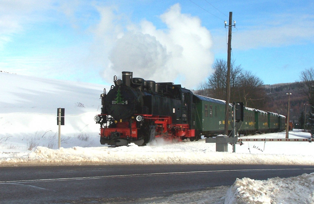 Am Ortsaugang von Oberwiesenthal:  Ein Zug der Fichtelbergbahn kommt  mit        99 1772-5  von Cranzahl. Am 6.1.15 herrschte dort schönes Winterwetter!