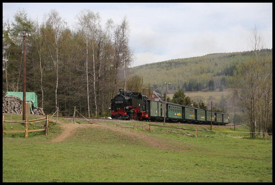 Am Ortsrand von Hammerunterwiesenthal erreicht hier am 26.4.2019 um 12.24 Uhr gleich die 991794-9 mit ihrem Zug nach Oberwiesenthal den gleichnamigen Bahnhof.
