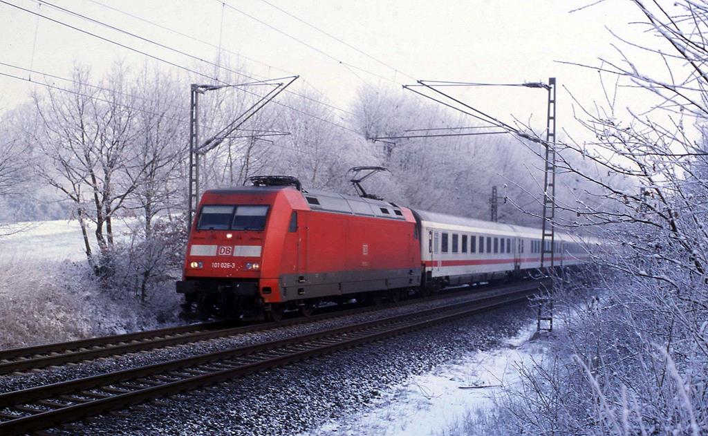 Am Ortsrand von Hasbergen und gleichzeitig an der Grenze zu Nordrhein Westfalen ist hier die DB 101026-3 mit einem Intercity am 29.02.2004 um 10.08 Uhr in Richtung Münster unterwegs. 