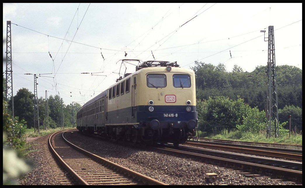 Am Ortsrand von Hasbergen ist hier am 13.8.1993 um 11.20 Uhr die DB 141416 mit dem E 8614 nach Münster unterwegs.
