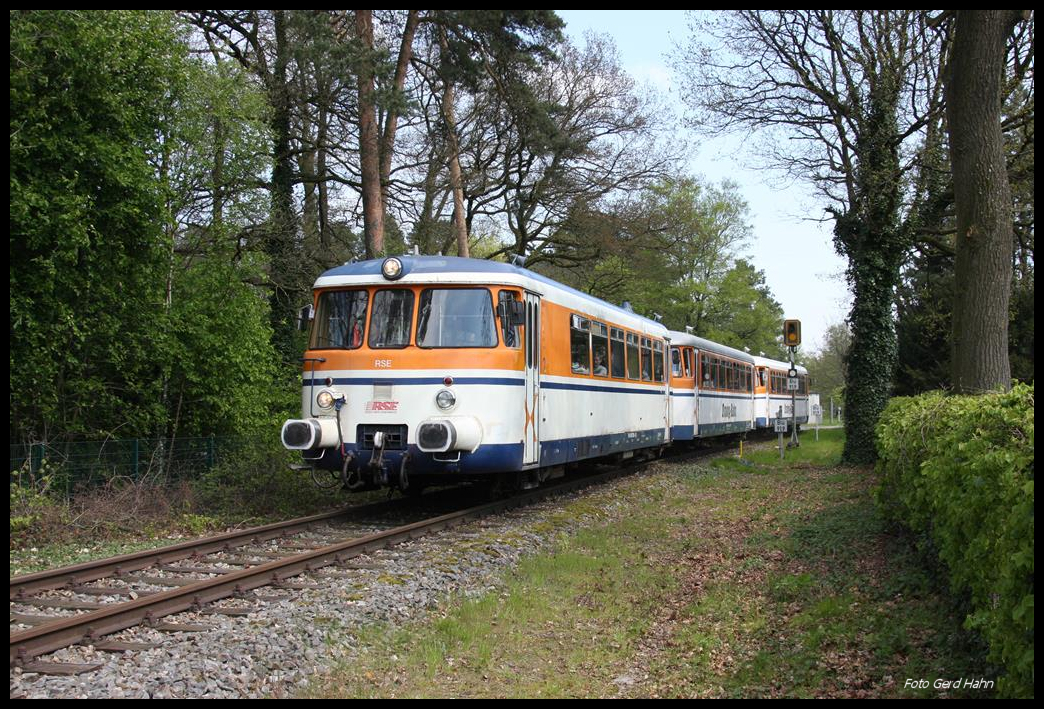 Am Ortsrand von Hövelhof ist hier am 30.4.2017 um 15.12 Uhr der dreiteilige VT der Osningbahn als Sonderfahrt nach Riege unterwegs.