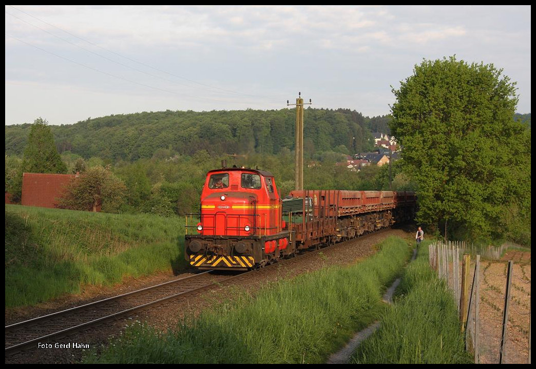 Am Ortsrand von Holzhausen war am 11.05.2016 um 07.18 Uhr die Deutz Werklok GMH 8 mit dem Abraumleerzug vom Augustaschacht unterwegs.