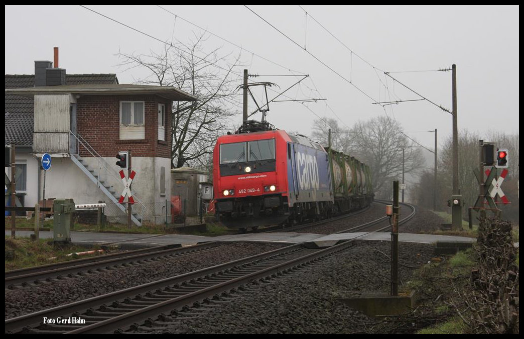 Am Ortsrand von Lotte kam am 5.3.2016 SBB Cargo 482049 mit einem Güterzug in Richtung Rheine um 9.16 Uhr vorbei.