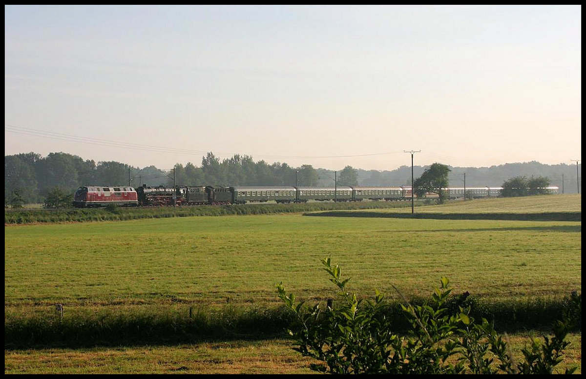 Am Ortsrand von Lotte sind hier am 18.6.2005 die Hammer V 200033 und die Dampflok 011066 mit einem Sonderzug nach Rheine unterwegs.