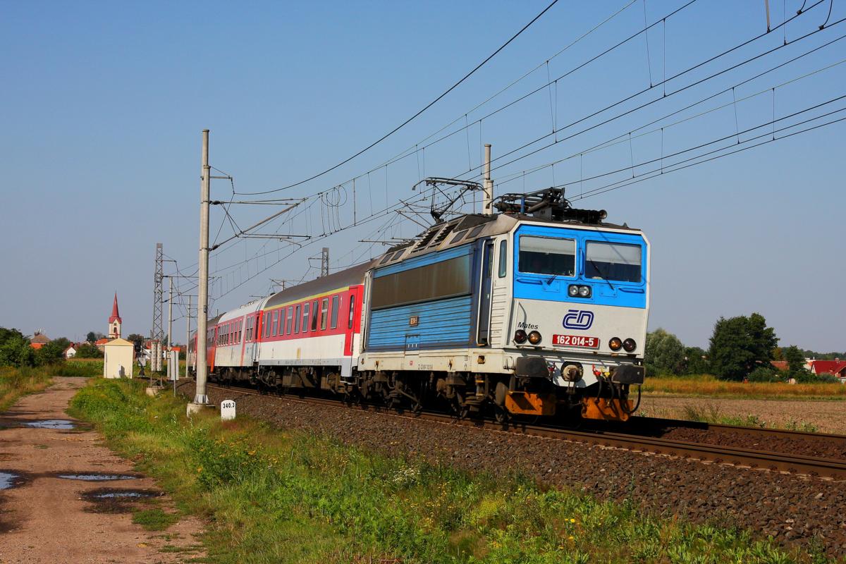 Am Ortsrand von Stary Kolin legt sich am 21.8.2011 CD 162014 mit einem Schnellzug Richtung Pardubitz in die Kurve!