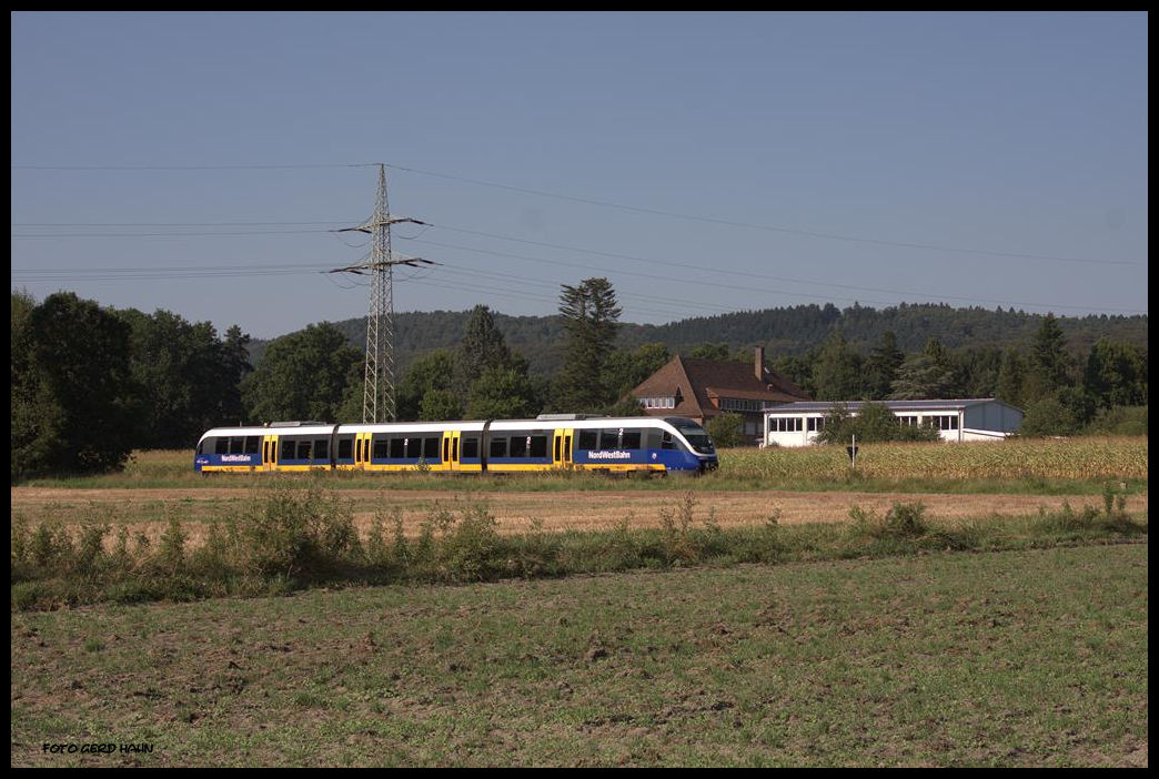 Am Ortsrand von Steinhagen ist am 13.09.2016 um 16.09 Uhr ein NWB Talent nach Bielefeld unterwegs.