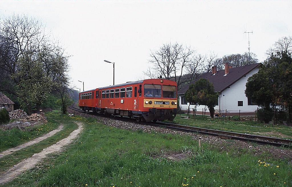 Am Ortsrand von Villany ist Bzmot 142 am 22.4.1999 um 13.42 Uhr in Richtung 
Pecs unterwegs.