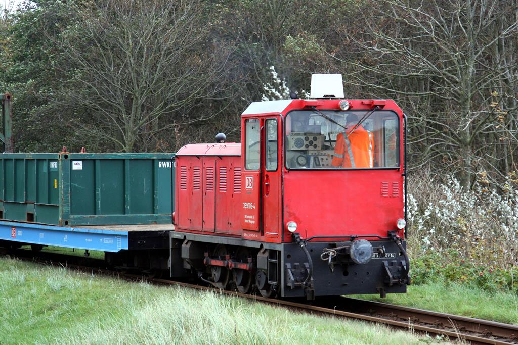 Am Ortsrand von Wangerooge rangiert DB Lok 3991056 am 4.10.2017 mit einem Güterzug.