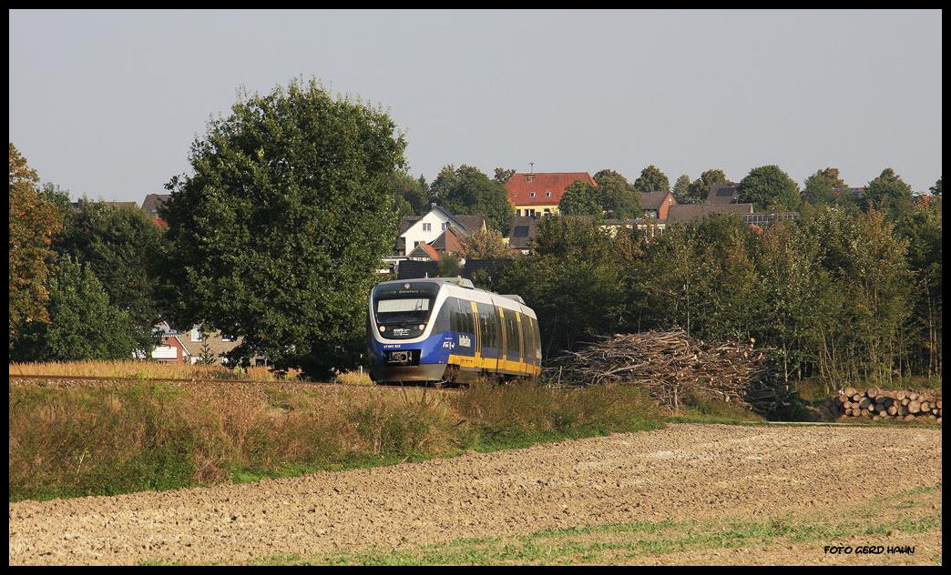 Am Ortsrand von Wellendorf geht der VT 643316 am 15.09.2016 um 09.07 Uhr auf der Fahrt nach Bielefeld in die Steigung zum höchsten Streckenpunkt im Teutoburger Wald.