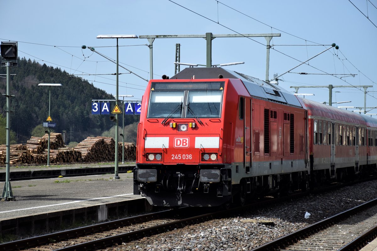 Am Ostermontag, den 22. April 2019, führt 245 036-9 statt der erwarteten 218 den RE 22321 von Donaueschingen durch das Donautal nach Ulm. Aufgenommen bei der Einfahrt in Immendingen.