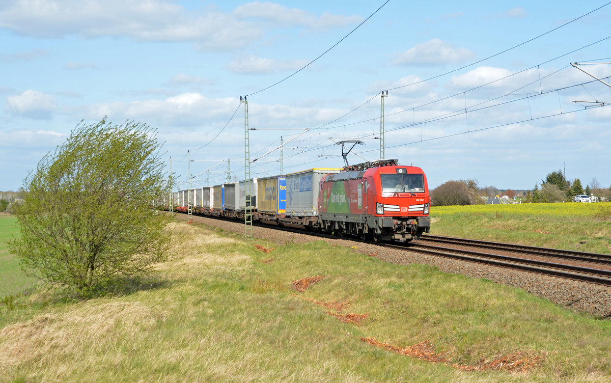 Am Ostermontag des Jahres 2020 (13.04.) schleppte 193 357 einen KLV-Zug mit Schenker-Aufliegern durch Gräfenhainichen Richtung Bitterfeld.