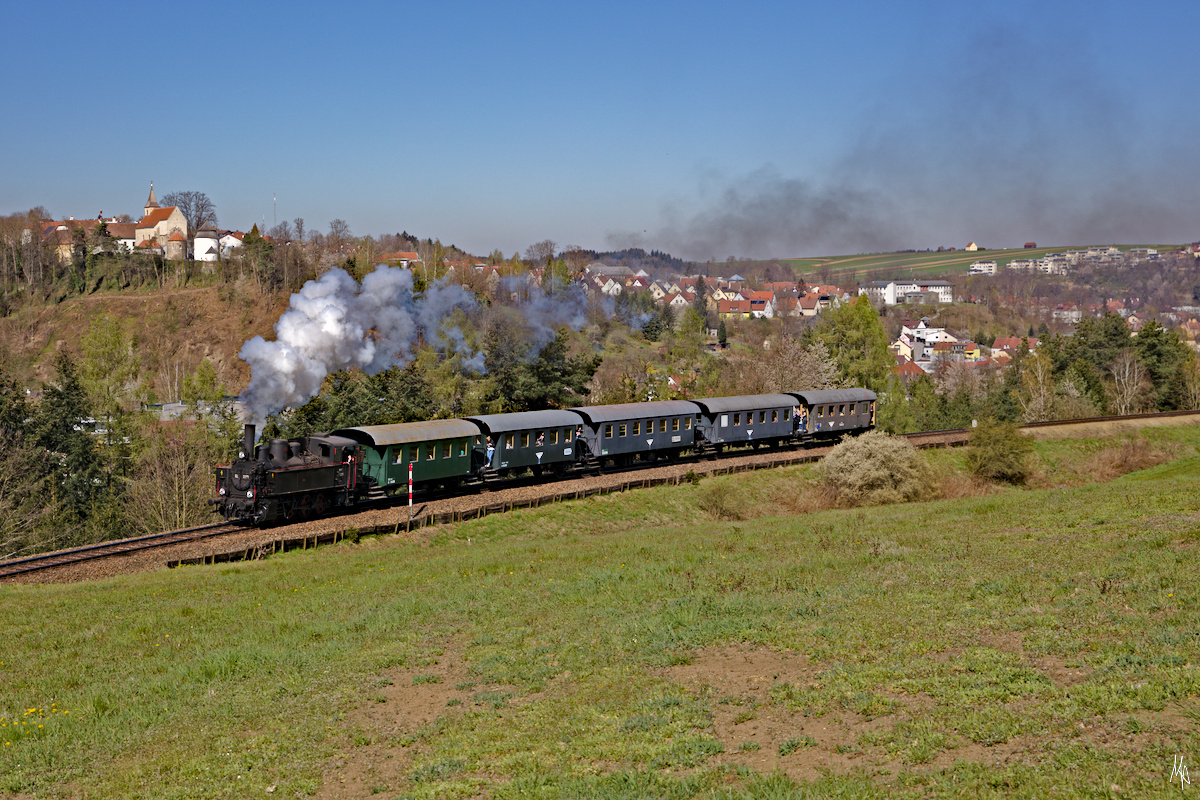 Am Ostersamstag veranstaltete der Martinsberger Lokalbahnverein drei Pendelfahrten zwischen Zwettl und Waldhausen. Kurz nach der Abfahrt in Zwettl ist diese Aufnahme mit Blick auf die Stadt entstanden. (20.04.2019)