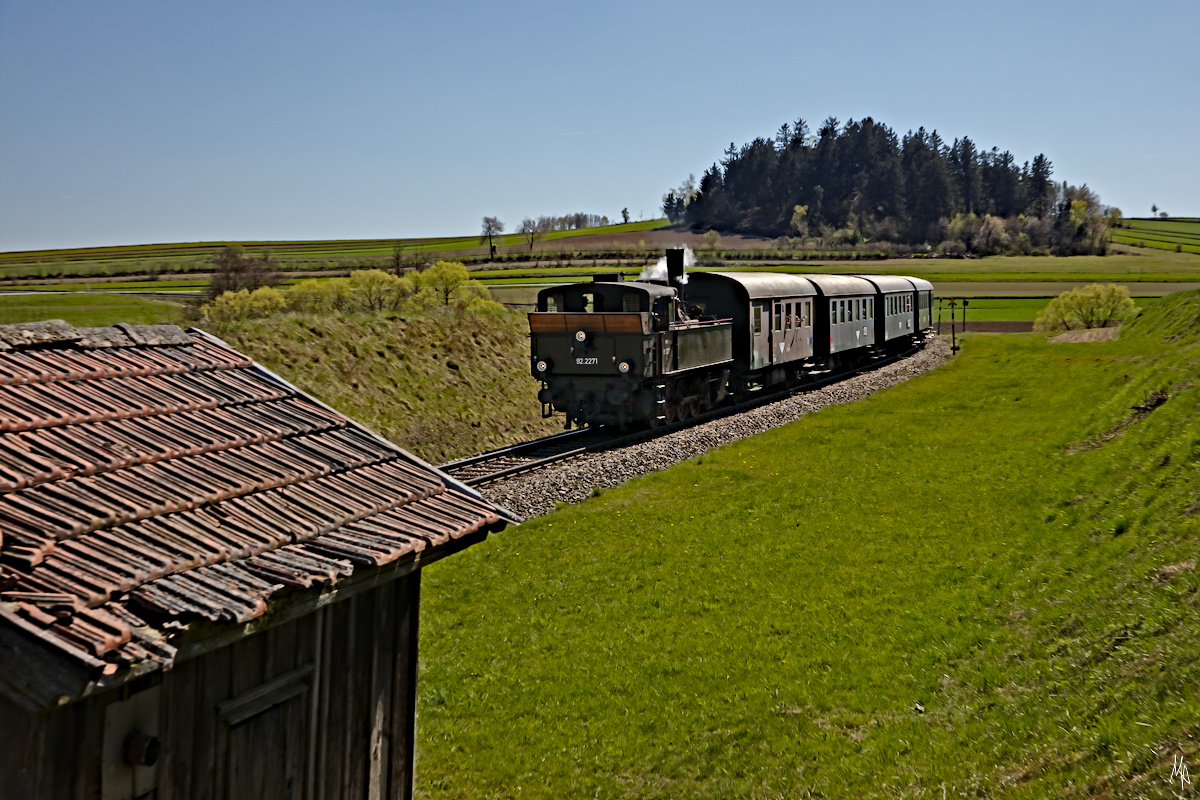 Am Ostersamstag veranstaltete der Martinsberger Lokalbahnverein drei Pendelfahrten zwischen Zwettl und Waldhausen. Zu sehen ist hier die 92.2271 zwischen Obernondorf und Klein Schönau. (20.04.2019)
