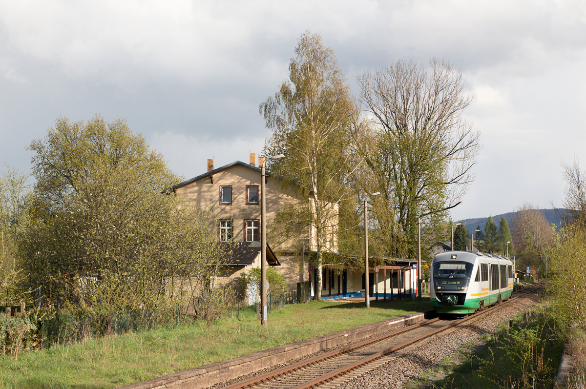 Am Ostersonntag, dem 16. April 2017 wurde einem im ostsächsischen Raum wettermäßig gut etwas geboten. Kalter, frischer Nordwind, teilweise Sonnenschein; dazu massive Wolkenberge und noch größere, dunkelgraue Schneewolken.

Um 17:34 Uhr war die Sonne wieder dran mit Scheinen, bevor sie wieder von besagtem Wolkenhimmel bedeckt wurde. 

Ein typisches Nebenbahnflair der heutigen Zeit strahlt der Bahnhof in Schmölln (Oberlausitz) aus und VT 12 B der Trilex - von Zittau kommend mit dem Ziel Dresden Hbf - beschleunigt gerade. Sein nächster Halt wird Bischofswerda sein.