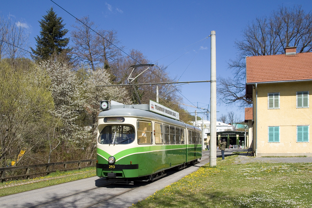 Am Ostersonntag, dem 17. April 2022 hatte TW 293 sein Debüt im Fahrgasteinsatz als Museumswagen des Tramway Museum Graz als  Oster - Bim  und absolvierte drei Fahrten vom Jakominiplatz nach Mariatrost und retour. Hier steht der Wagen in Mariatrost.