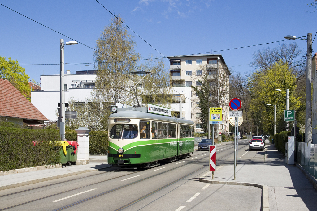 Am Ostersonntag, dem 17. April 2022 ist TW 293 als Oster - Bim unterwegs. Hier hat der Wagen vor kurzem die Haltestelle Hilmteich/ Botanischer Garten verlassen und strebt stadteinwärts in Richtung Jakominiplatz.