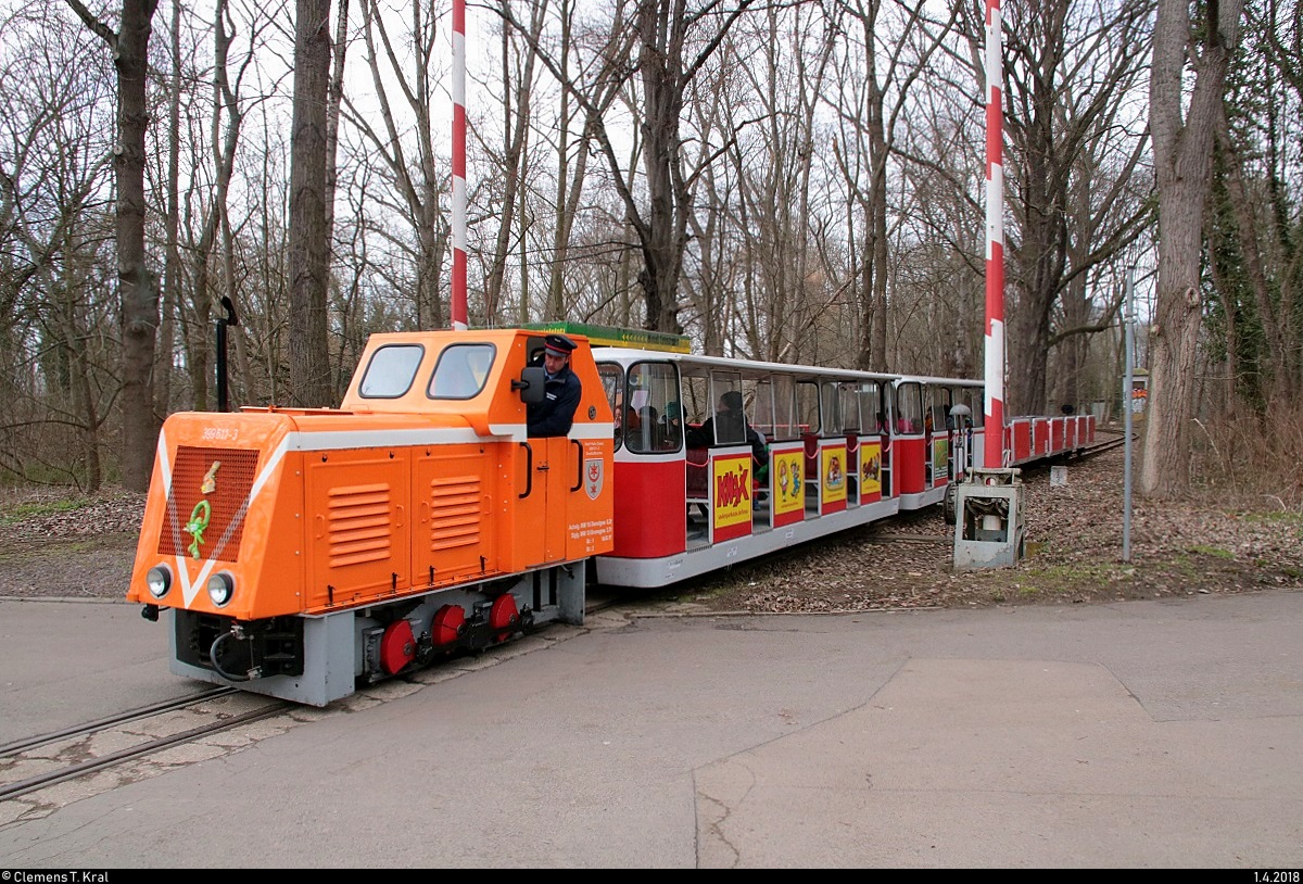 Am Osterwochenende wurden auf der Parkeisenbahn  Peißnitzexpress  Halle (Saale) Osterfahrten angeboten. Saisonstart war jedoch erst am 1. Mai.
399 611-3 verlässt auf ihrer Rundfahrt den Hp Bürgerbrücke am gestörten Bahnübergang. [1.4.2018 | 13:40 Uhr]