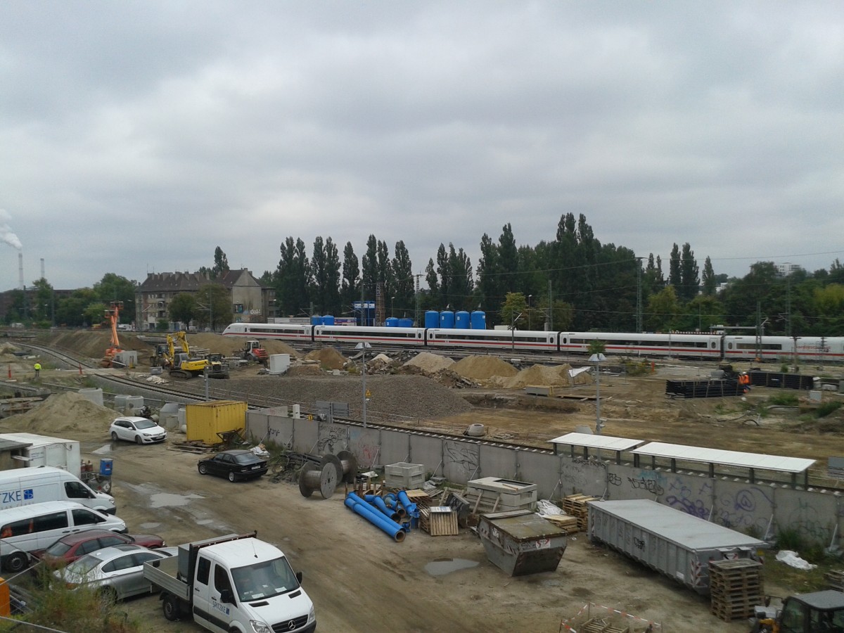 Am Ostkreuz in Berlin ist Baustelle.  Wie fast über in Berlin.  Hier fährt gerade ein ICE durch. 

Foto vom 1. September 2014. 