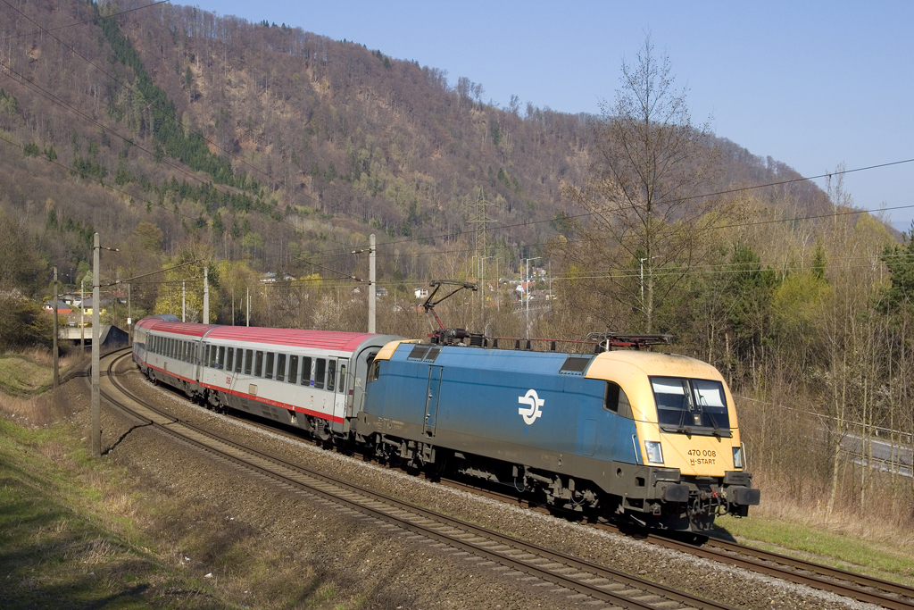 Am Palmsonntag, dem 5. April 2020 ist die MÁV 470 008 mit dem EC 151  Emona  (Wien Hbf - Graz Hbf) bei Raach unterwegs. 