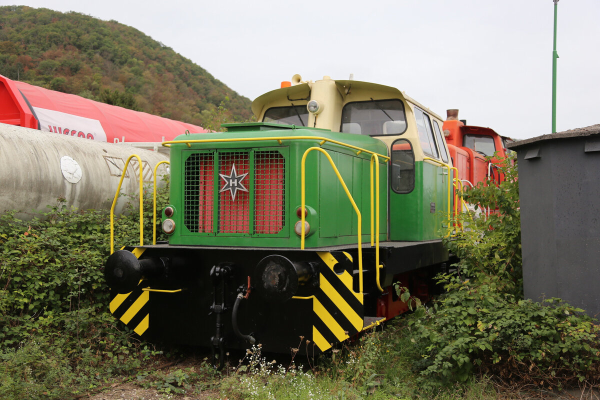 Am Parkplatzrand abgestellt traf ich am 20.9.2026 in Brohl auf die Henschel Diesellok 25267, Bj. 1959. 